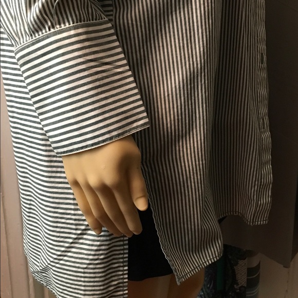 Button down blouse 👚 - Picture 5 of 8